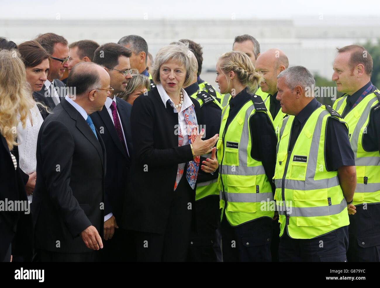 Der französische Innenminister Bernard Cazeneuve und die Innenministerin Theresa werden im Hafen von Calais mit Grenzmitarbeitern zusammentreffen und dort ein neues Abkommen zwischen Frankreich und Großbritannien unterzeichnen, das zur Bewältigung der Migrationskrise beitragen wird. Stockfoto