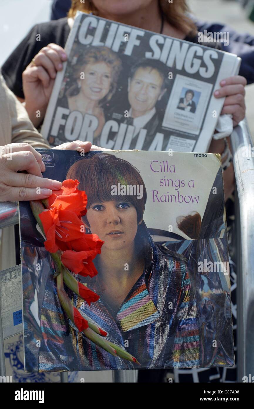 Mitglieder der Menge warten auf den Beginn der Beerdigung von Cilla Black in der St Mary's Church in Woolton, Liverpool. Stockfoto