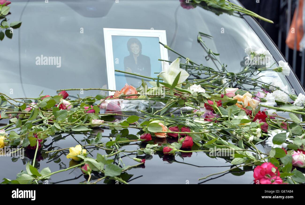 Blumen werden von der Öffentlichkeit auf den Leichenwagen geworfen, der den Sarg von Cilla Black trägt, während er vor ihrem Trauergottesdienst zur St. Mary's Church in Woolton, Liverpool, geht. Stockfoto