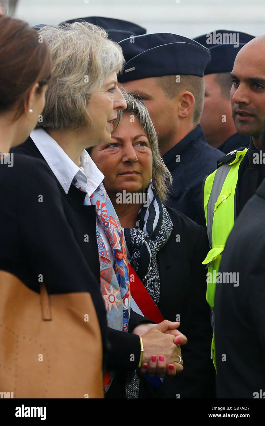 Die Innenministerin Theresa May (links) trifft mit Natacha Bouchart, Bürgermeisterin von Calais (Mitte), Grenzpersonal im Hafen von Calais, während ein neues Abkommen zwischen Frankreich und Großbritannien unterzeichnet wird, das zur Bewältigung der Migrationskrise beitragen wird. Stockfoto
