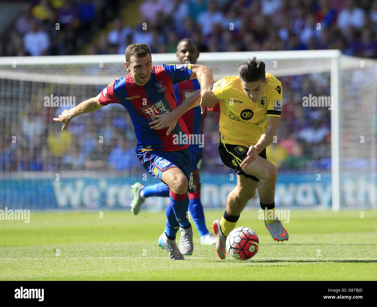 Jack Grealish von Aston Villa (rechts) kämpft im Barclays Premier League-Spiel im Selhurst Park, London, um den Ball mit James McArthur von Crystal Palace. Stockfoto