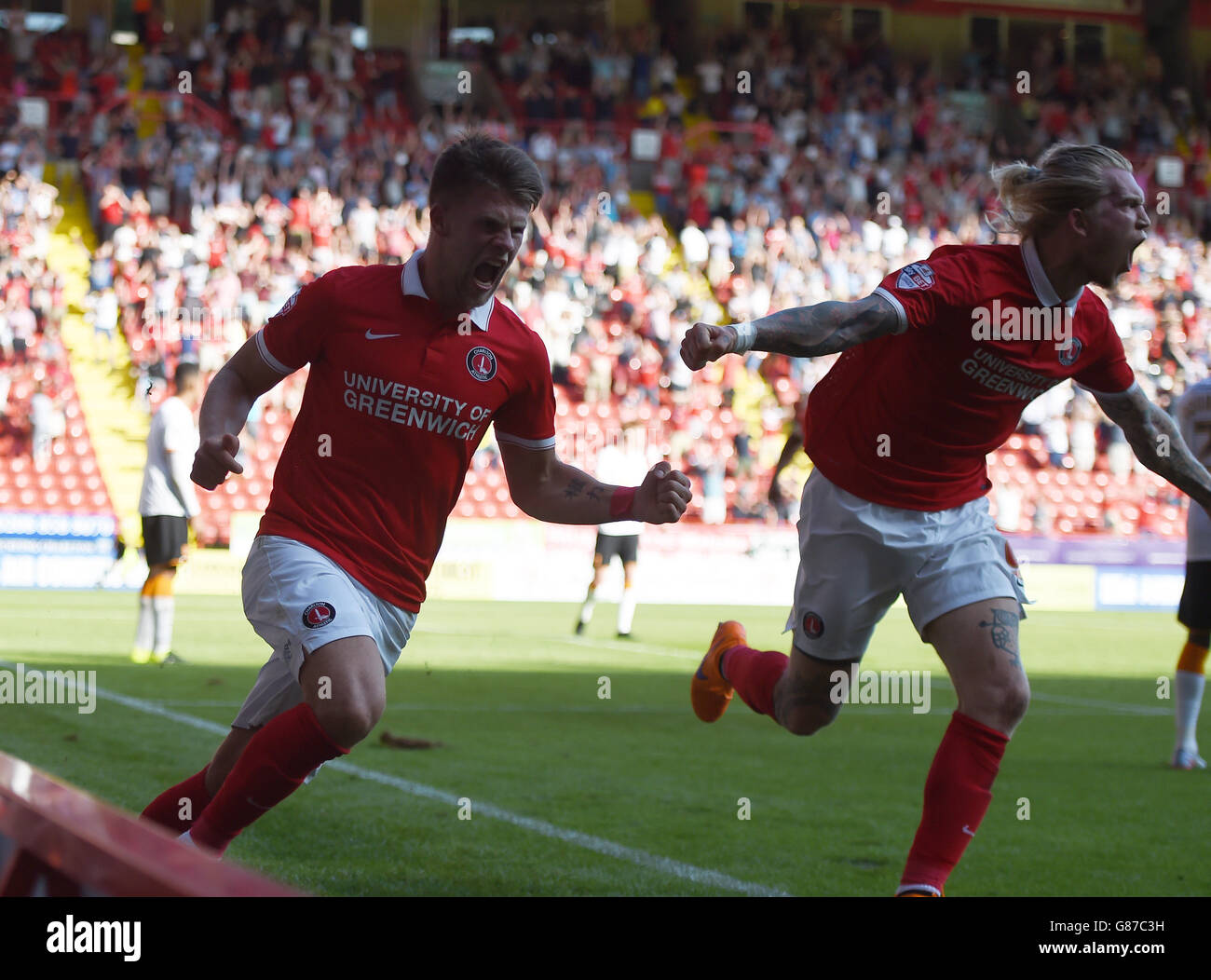 Charlton Athletic's Johann Berg Gudmundsson (links) und feiert das Scoring Siegtreffer mit Teamkollege Simon Makienok Stockfoto