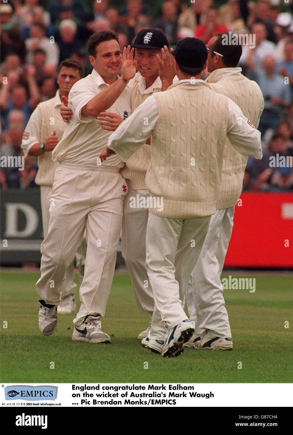 Cricket England gegen Australien. England gratuliert Mark Ealham zum Wicket des australischen Mark Waugh Stockfoto