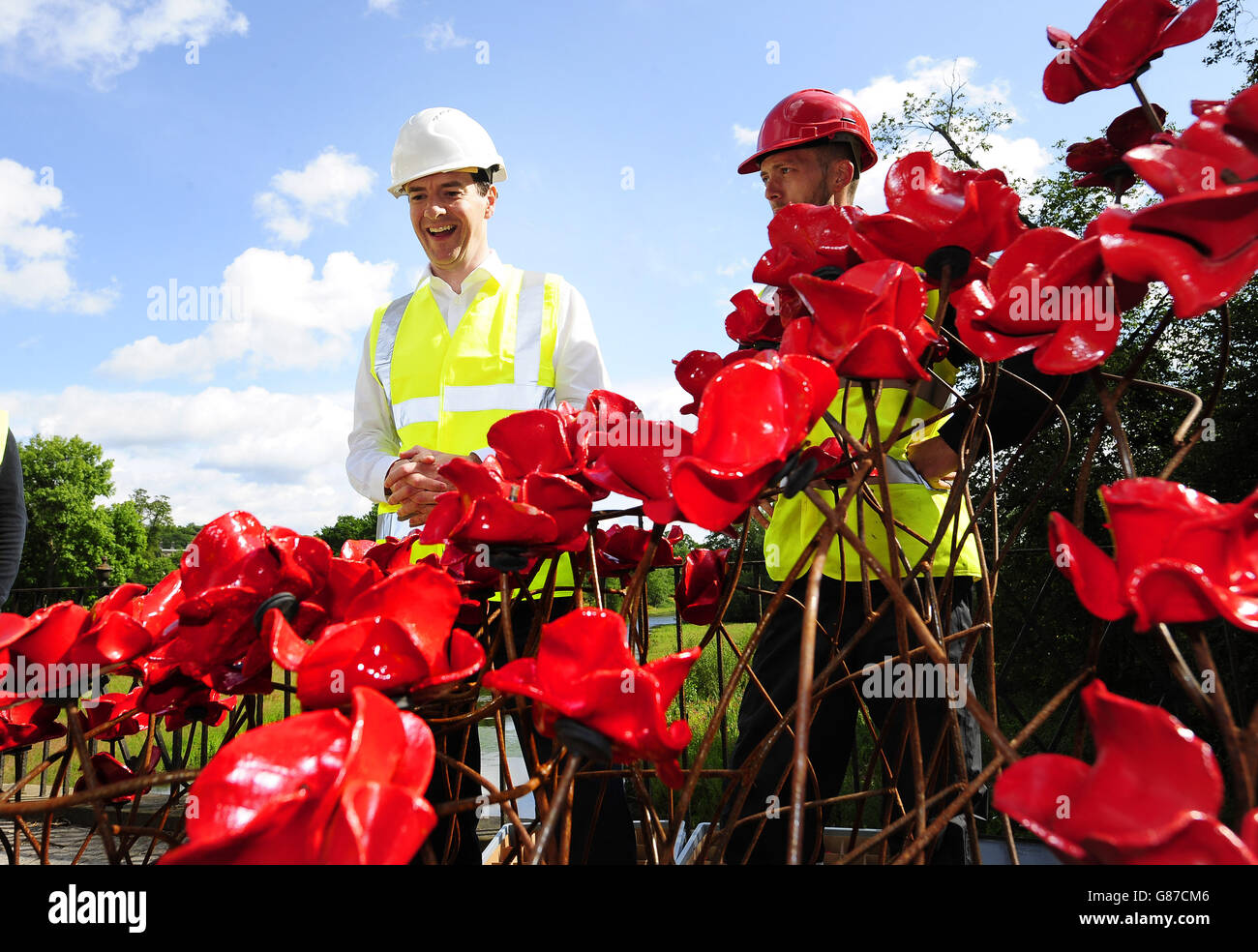 Der Schatzkanzler George Osborne betrachtet den Bau der Mohn-Skulptur Wave im Yorkshire Sculpture Park, Wakefield. Stockfoto