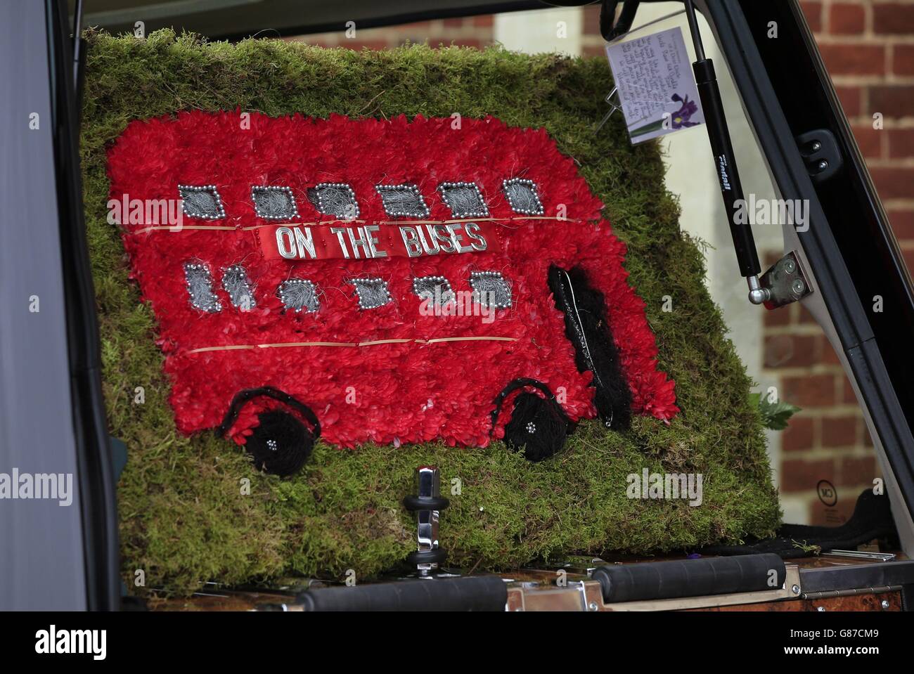 Blumengebete bei der Beerdigung des Schauspielers Stephen Lewis, bekannt für seine Rolle in der Sitcom in den Bussen, in der Kirche unserer Lieben Frau von Lourdes in Wanstead, Ost-London. Stockfoto