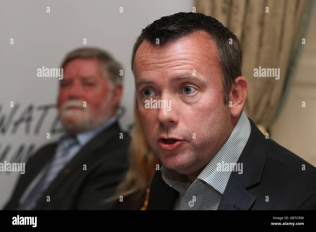 Brendan Ogle von Right2Water (rechts) und Eamon Devoy, Generalsekretär der Gewerkschaft für Technische Entwicklung und Elektrotechnik (TEEU), halten eine Pressekonferenz in Dublin ab, da Irlands größte Gewerkschaft der Handwerksbetriebe der Anti-Wasser-Bewegung Right2Water beigetreten ist. Stockfoto