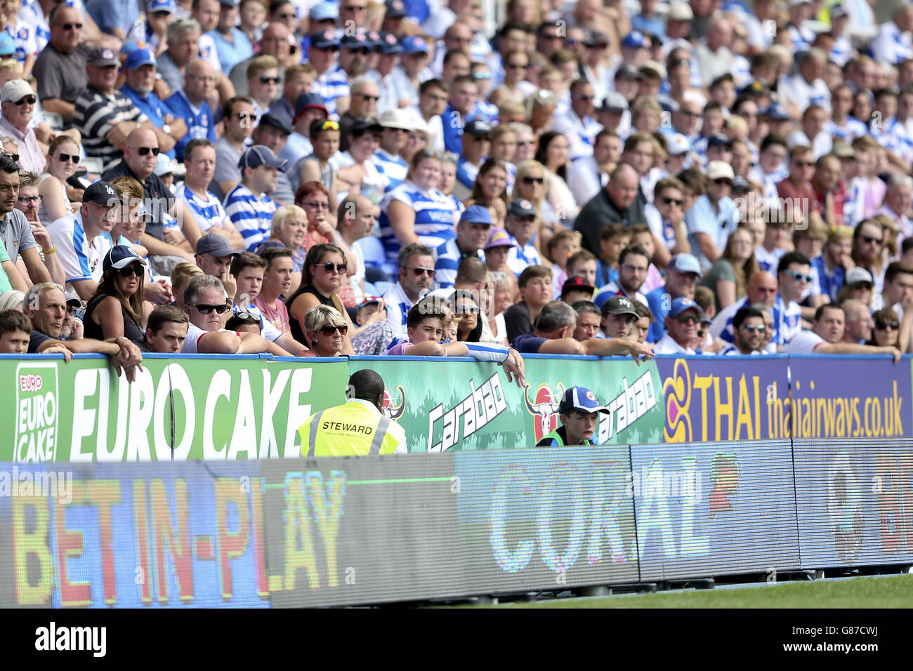 Fußball - Sky Bet Championship - Reading gegen Milton Keynes Dons - Madejski Stadium. Lesen von Fans auf den Tribünen während des Spiels Stockfoto
