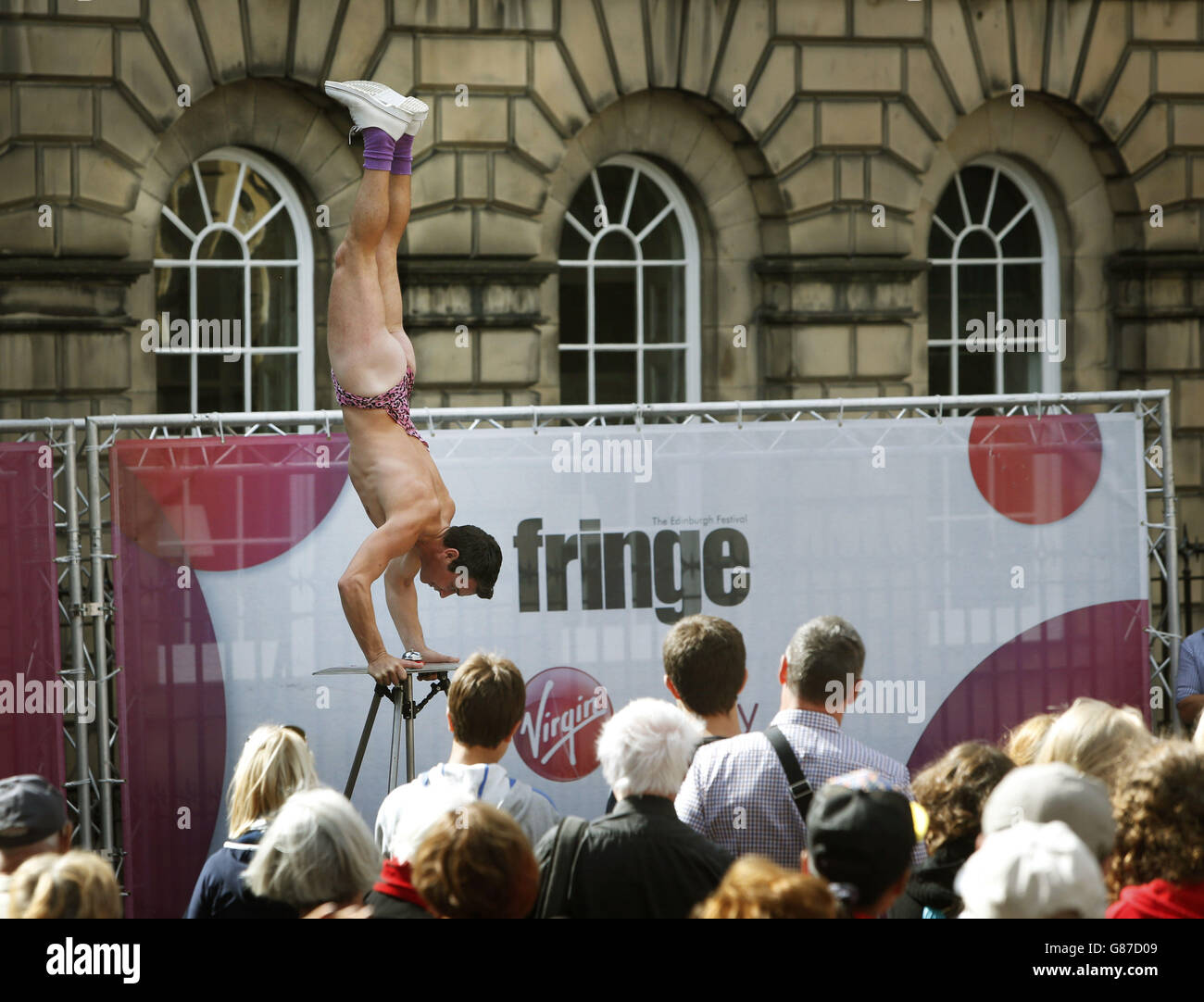Ein Straßenkünstler während des Edinburgh Festival Fringe auf der Royal Mile in Edinburgh. Stockfoto