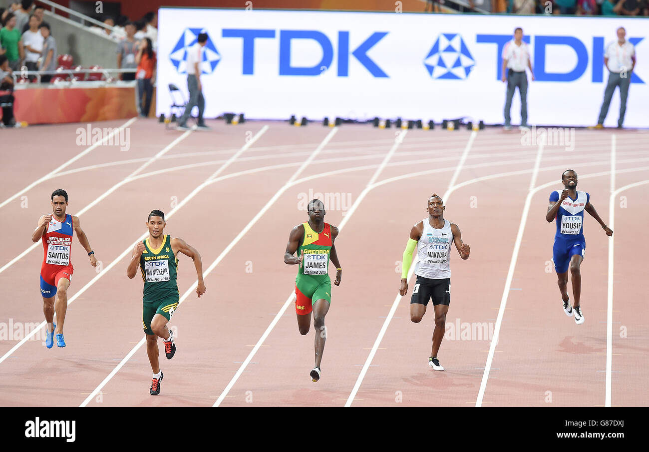 Südafrikas Wayde van Niekerk (2. Links) vor dem Sieg im Mens 400 m Finale als Großbritanniens Rabah Yousif (ganz rechts) wurde Sechster am fünften Tag der IAAF Weltmeisterschaft im Beijing National Stadium, China. Stockfoto