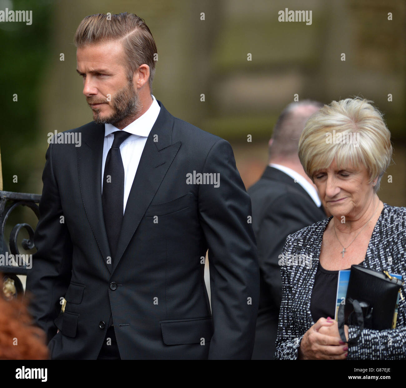 David Beckham und seine Mutter Sandra vor der Bury Pfarrkirche im Großraum Manchester nach der Beerdigung von Neville Neville, der nach einem Herzinfarkt starb. Stockfoto