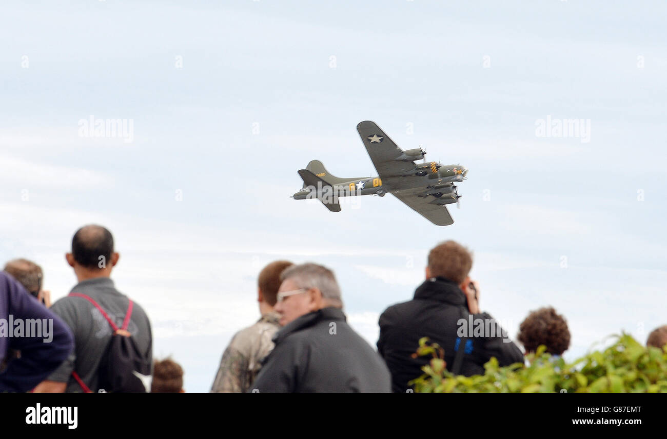 Eine B-17 Flying Fortress nimmt an der Clacton Airshow Teil, als Organisatoren denen Tribut zollen, die ihr Leben bei der Shoreham Flugzeugkatastrophe verloren haben. Stockfoto