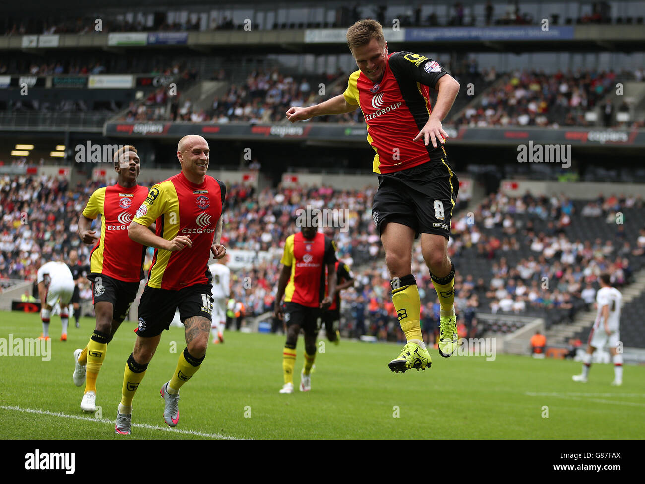 Fußball - Sky Bet Championship - MK Dons / Birmingham City - Stadion:mk. Stephen Gleeson von Birmingham City feiert das erste Tor seiner Mannschaft im Spiel mit seinen Teamkollegen Stockfoto