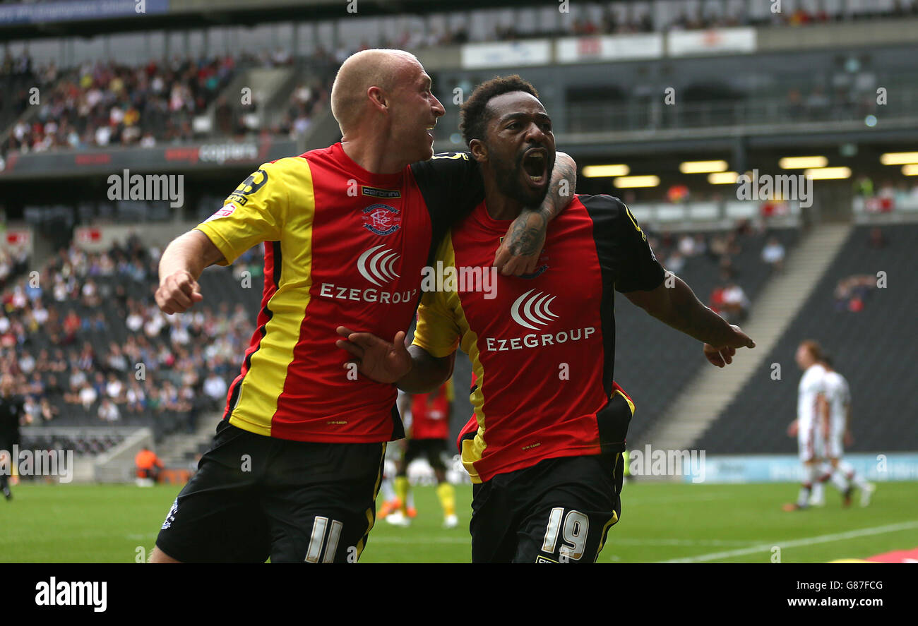 Jacques Maghoma von Birmingham City feiert das zweite Tor seiner Seite Des Spiels mit Teamkollegen David Cotterill (links) Stockfoto