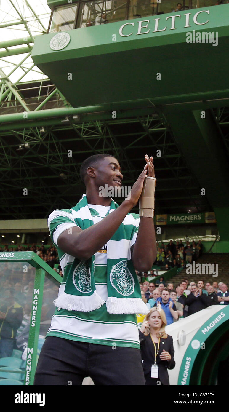 Celtic's neuer Verteidiger Tyler Blackett, der von Manchester United ausgeliehen wurde, wird während des Ladbrokes Scottish Premiership Spiels im Celtic Park, Glasgow, zur Halbzeit den Fans vorgeführt. Stockfoto