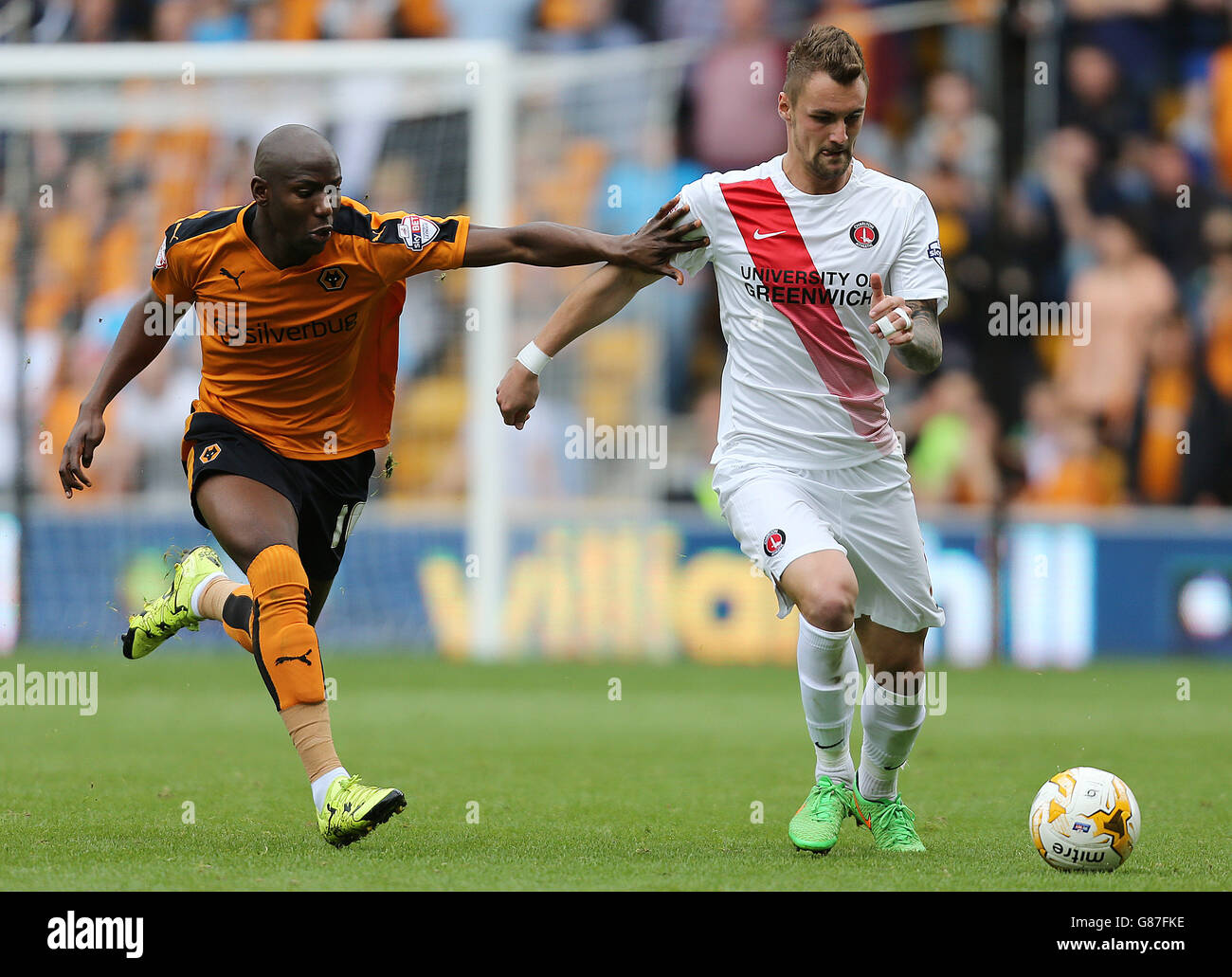 Benik Afobe (links) von Wolverhampton Wanderers und Patrick Bauer von Charlton Athletic kämpfen beim Sky Bet Championship-Spiel in Molineux, Wolverhampton, um den Ball. DRÜCKEN Sie VERBANDSFOTO. Bilddatum: Samstag, 29. August 2015. Siehe PA Geschichte SOCCER Wolves. Bildnachweis sollte lauten: Barrington Coombs/PA Wire. Online-in-Match-Nutzung auf 45 Bilder beschränkt, keine Videoemulation. Keine Verwendung bei Wetten, Spielen oder Veröffentlichungen für einzelne Vereine/Vereine/Vereine/Spieler. Stockfoto