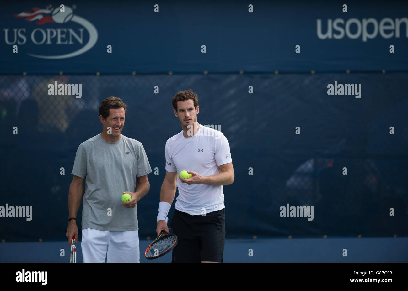 Tennis - 2015 US Open - Vorschau Tag drei - Billie Jean King National Tennis Center. Andy Murray und Jonas Bjorkman beim Training während der US Open im Billie Jean King National Tennis Center. Stockfoto