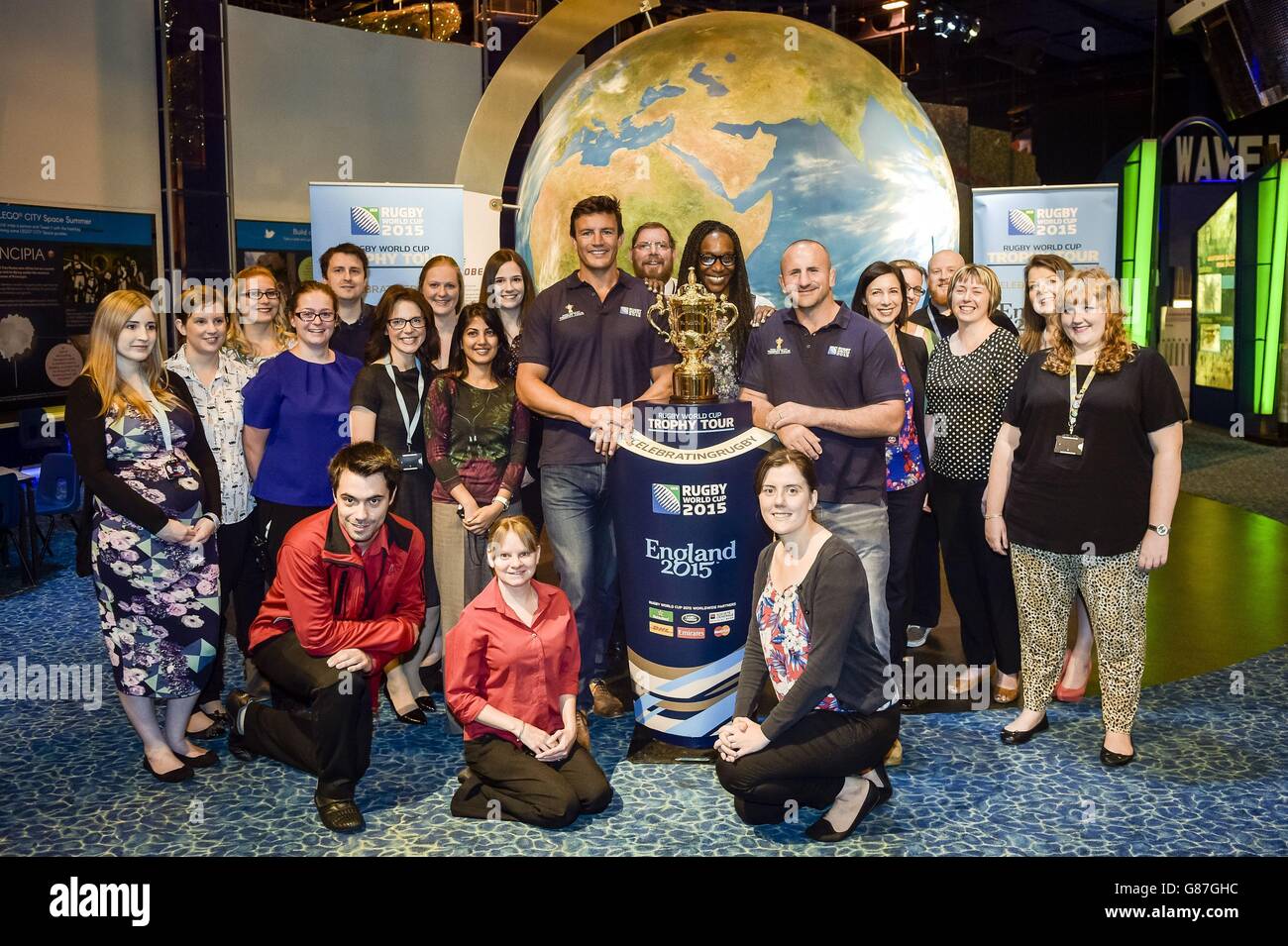 Der Webb Ellis Cup mit Rugby-Weltcup 2003-Sieger Martin Corry (Mitte links) und dem ehemaligen England International George Chuter (Mitte rechts) mit Mitarbeitern des National Space Center, Leicester, am 64. Tag der 100-tägigen Rugby World Cup Trophy Tour of the UK & amp; Ireland. Stockfoto