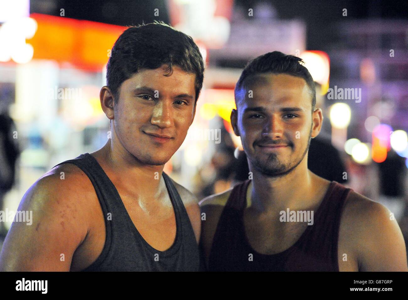 Touristen Dan Pearson (links) und Charlie Endean, beide 19 und aus Surrey, in Punta Ballena, dem Hauptclubstreifen in Magaluf, Mallorca, Spanien. Stockfoto