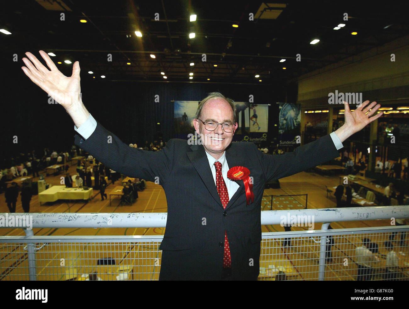 Labour-Kandidat Christopher John Mullin feiert die Übernahme des Sitzes von Sunderland South, in der Zeit von 43 Minuten 30 Sekunden, mit einer Mehrheit von 13,667, nach der Zählung im Crowtree Leisure Center. Stockfoto