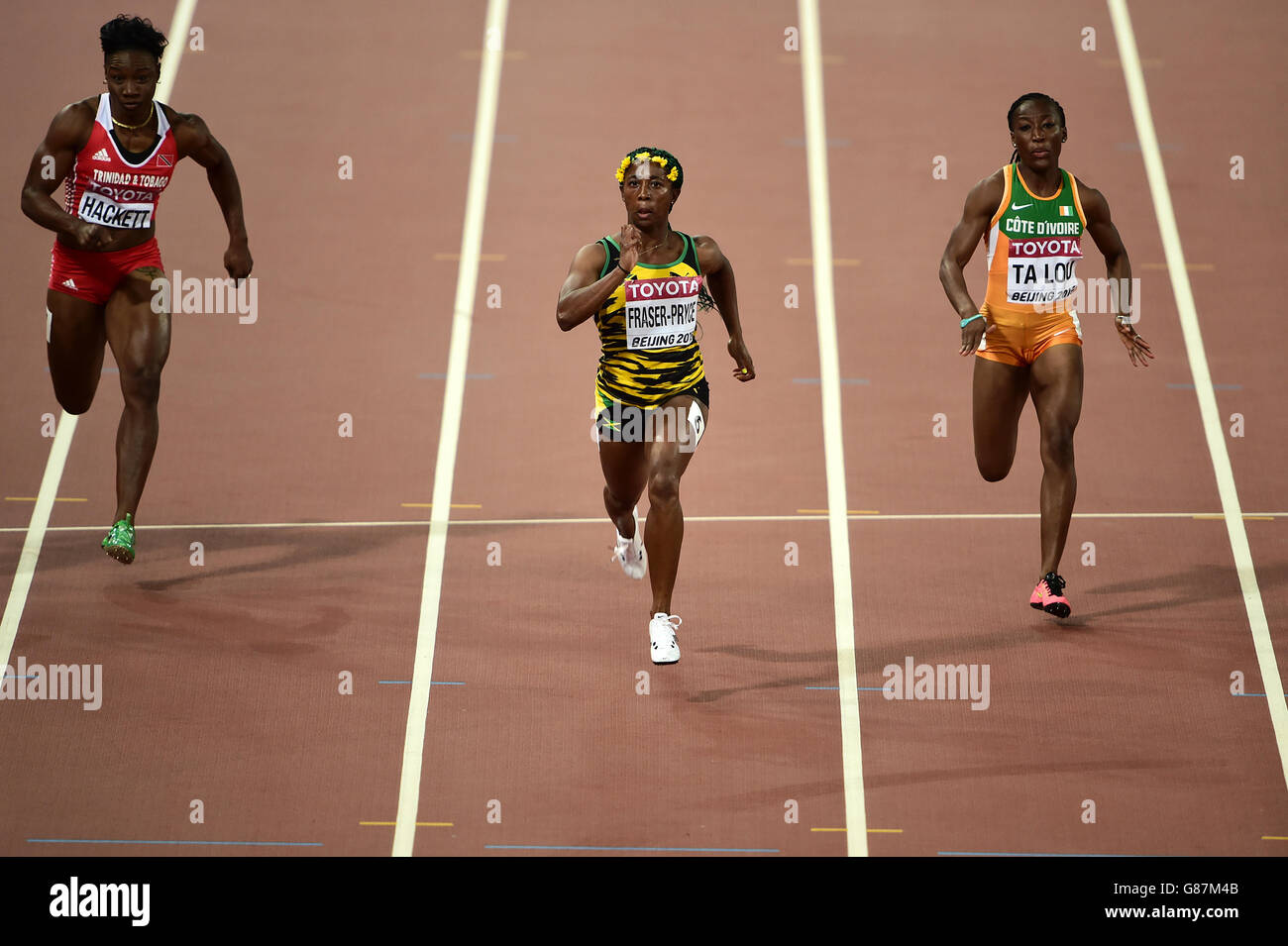 Shelly-Ann Fraser Pryce (Mitte) aus Jamaika auf dem Weg zum Sieg im 100-m-Halbfinale der Frauen am dritten Tag der IAAF-Weltmeisterschaft im Beijing National Stadium, China. DRÜCKEN SIE VERBANDSFOTO. Bilddatum: Montag, 24. August 2015. Siehe PA Story ATHLETICS World. Bildnachweis sollte lauten: Adam Davy/PA Wire. EINSCHRÄNKUNGEN: Keine Übertragung von Ton oder bewegten Bildern und keine Videosimulation. Weitere Informationen erhalten Sie unter der Nummer 44 (0)1158 447447 Stockfoto