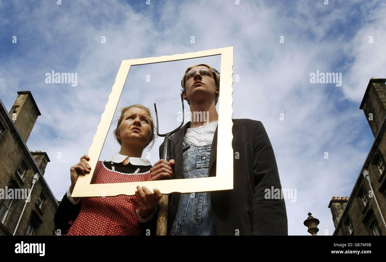 Edinburgh Fringe Festival 2015. Schauspieler vom Edinburgh Festival Fringe Show Frame Narrative bewerben ihre Show auf der Royal Mile in Edinburgh. Stockfoto