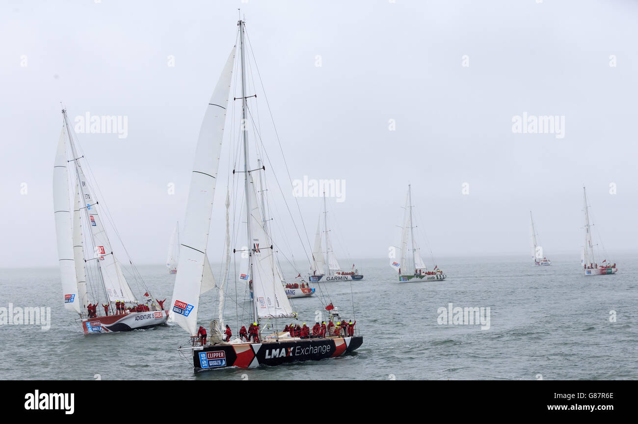 Die LMAX Exchange (Mitte) und die britische Yacht (links) starten zum Start des Clipper 2015-16 Round the World Yacht Race am Southend Pier. Stockfoto