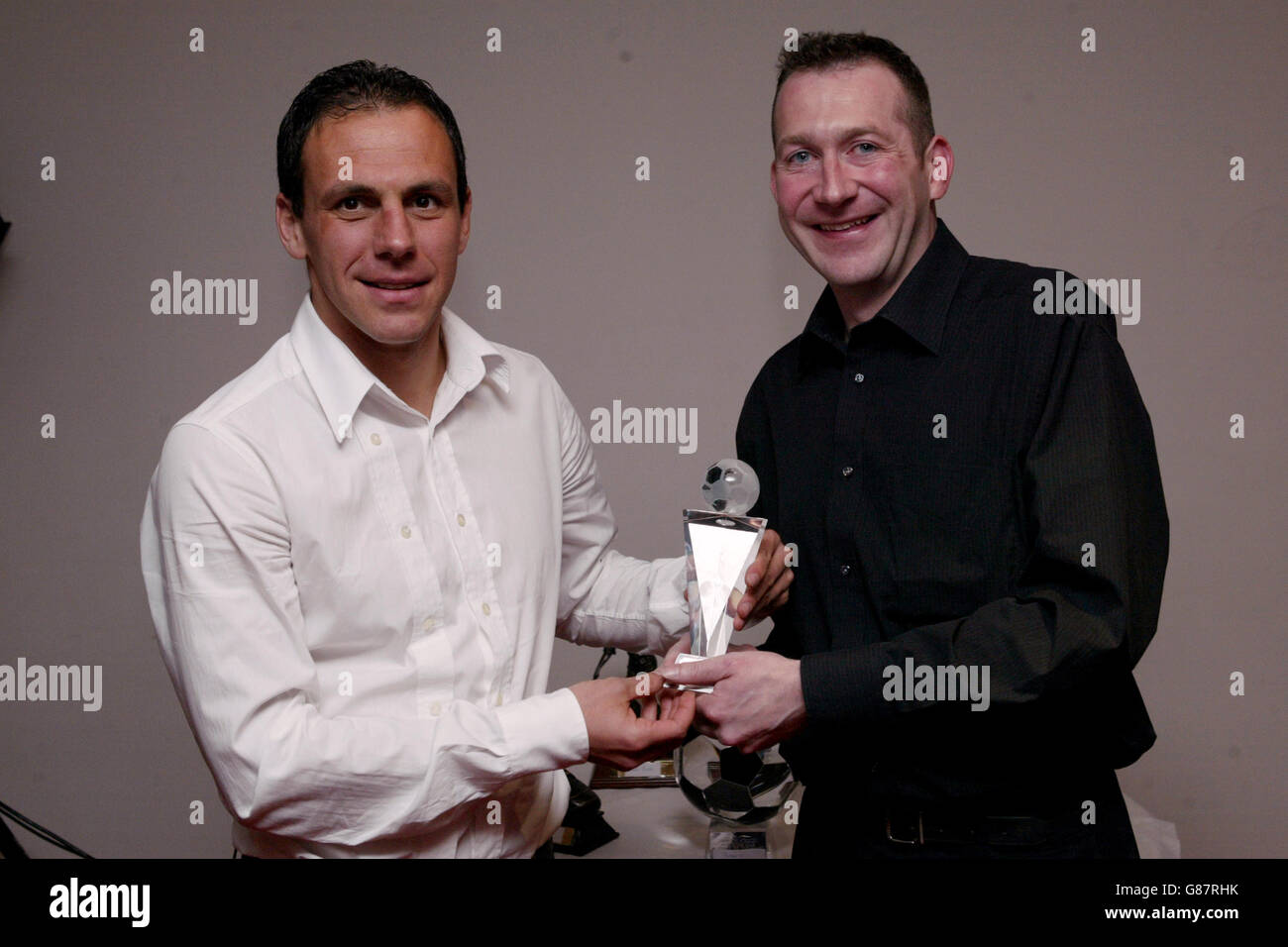 Fußball - FA Barclays Premiership - Charlton Athletic Supporters Club Awards - The Valley. Charlton Athletic's Radostin Kischischischev wird mit dem besten Spieler der Kampagne 2004/05 der Reisenden Addicks-Fans vorgestellt Stockfoto