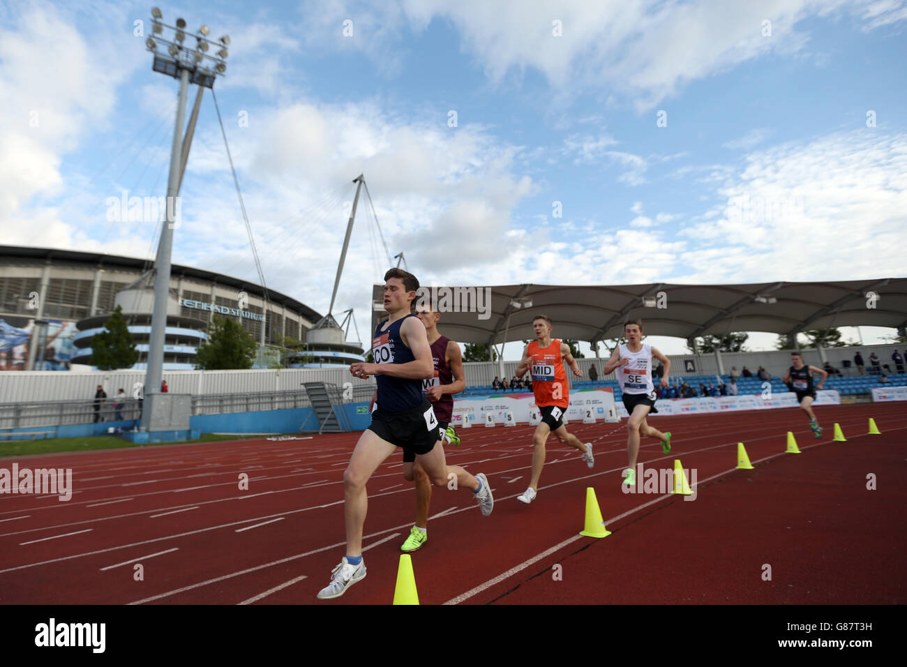 Athleten nehmen an den Jungen 1500 m bei den Sainsbury's 2015 School Games in der Manchester Regional Arena Teil. Stockfoto