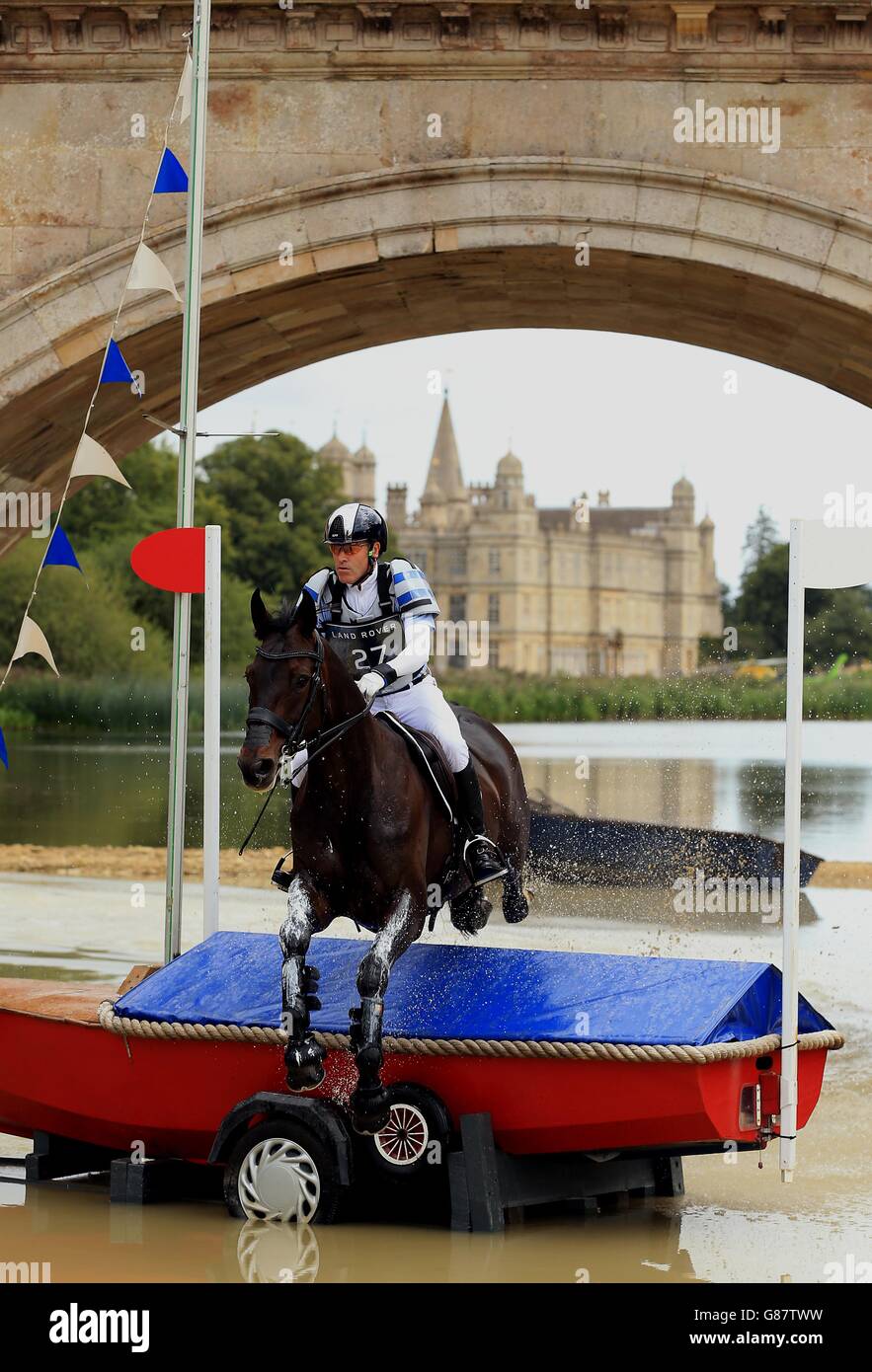 Andrew Hoy aus Australien, der Rutherglen reitet, springt beim Cross Country Event am dritten Tag der 2015 Land Rover Burghley Horse Trials in Burghley Hourse, Burghley. Stockfoto
