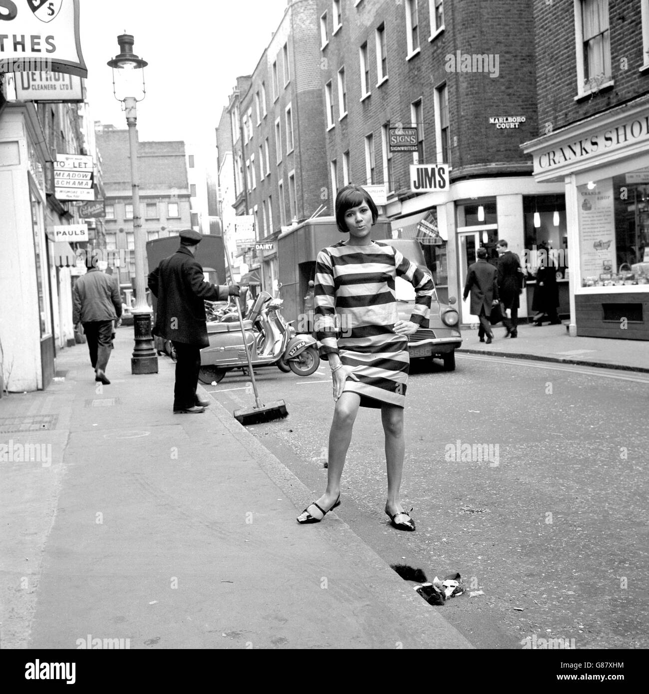 Das jamaikanische Model Tiffany trägt die neueste Mode in der Londoner Carnaby Street. Stockfoto