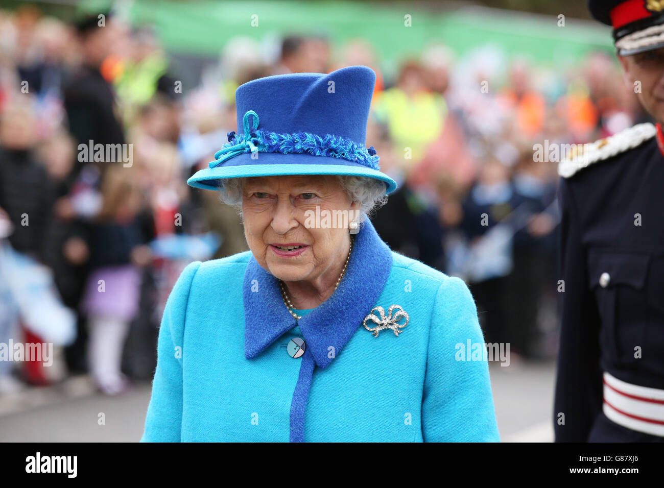 Königin Elizabeth II., bei der Eröffnung der Newton Grange Station, an dem Tag, an dem sie Großbritanniens längste regierende Monarchin wird, als sie und ihr Ehemann, der Herzog von Edinburgh, mit einem Dampfzug reisen, um die neue &pound;294 Million Scottish Borders Railway einzuweihen. Stockfoto