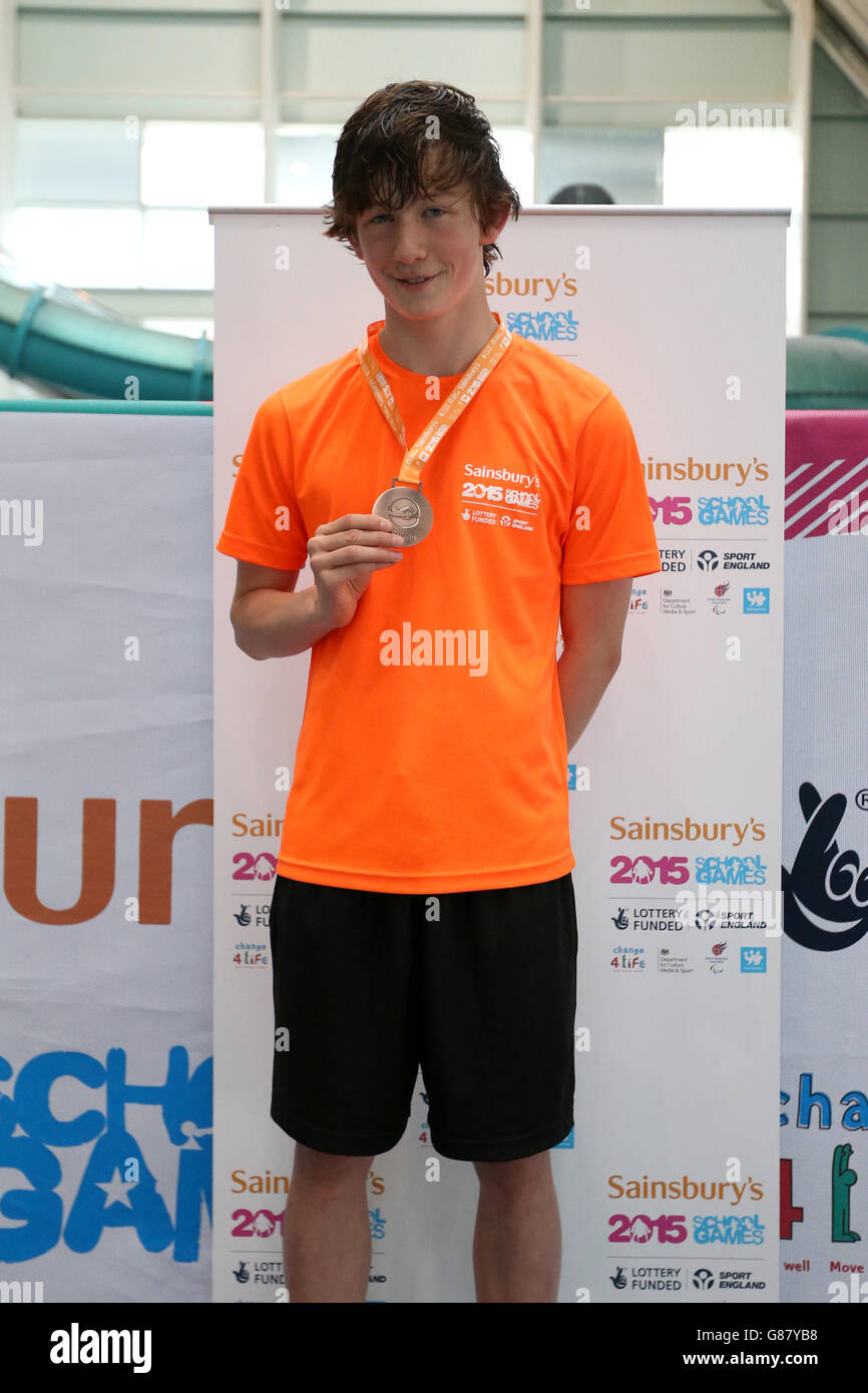 Greg Butler von England Central erhält seine Bronzemedaille für Jungen, die 100m Breastroke gemischt haben, während der Medaillenzeremonie bei den Sainsbury's School Games 2015 im Manchester Aquatics Center. Stockfoto