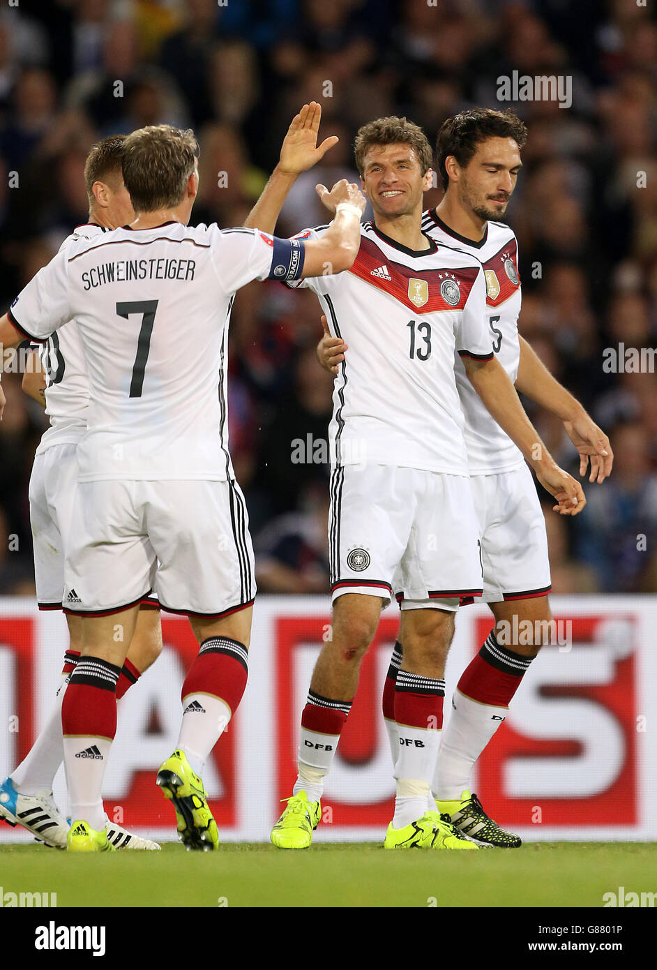 Fußball - UEFA Euro 2016 - Qualifikation - Gruppe D - Schottland / Deutschland - Hampden Park. Deutschlands Bastian Schweinsteiger und Thomas Muller feiern. Stockfoto