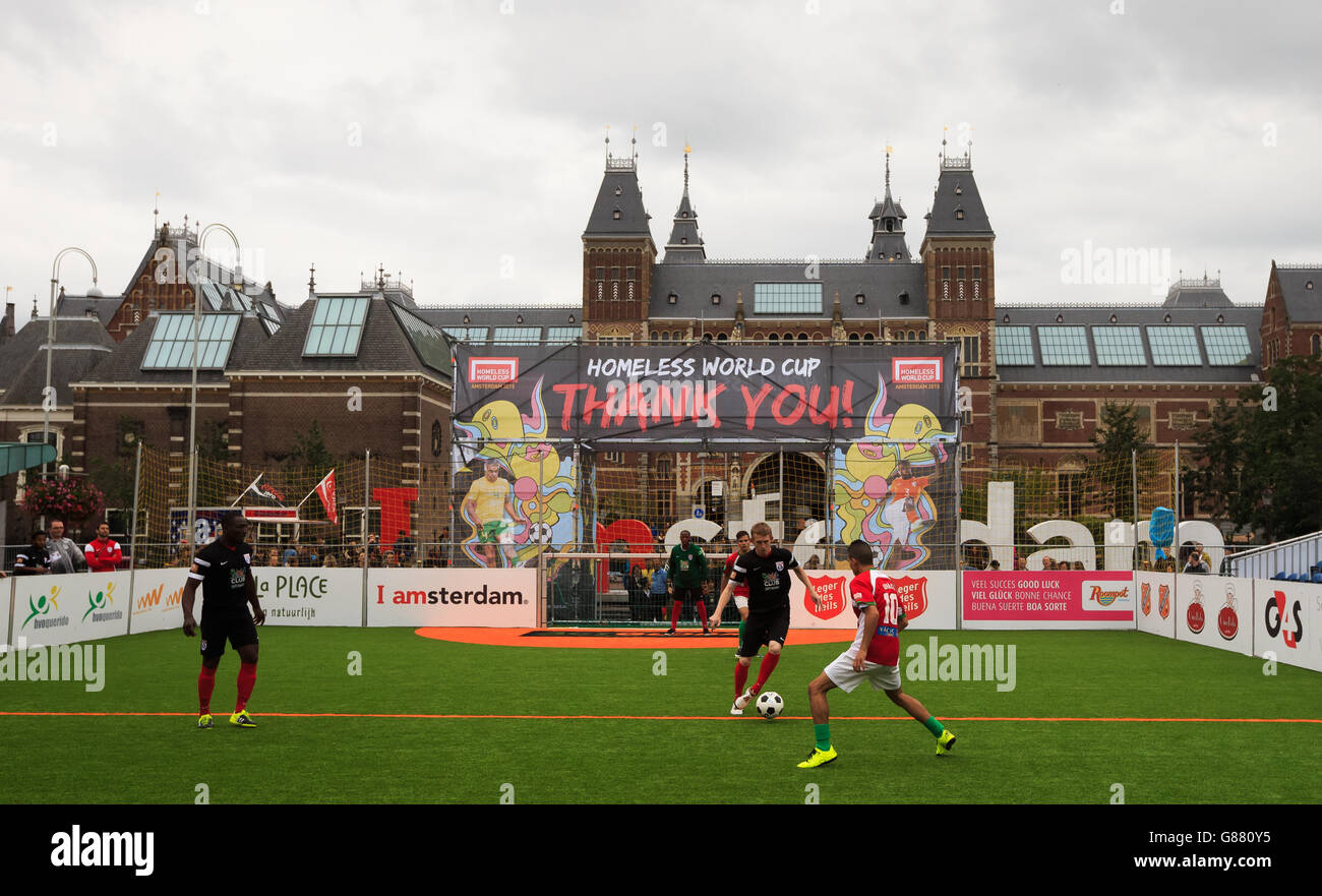 Fußball - 2015 Obdachlose-Weltmeisterschaft - Gruppenphase - Ungarn gegen England - der Museumplein. Spiel-Action während des Spiels zwischen Ungarn und England Stockfoto