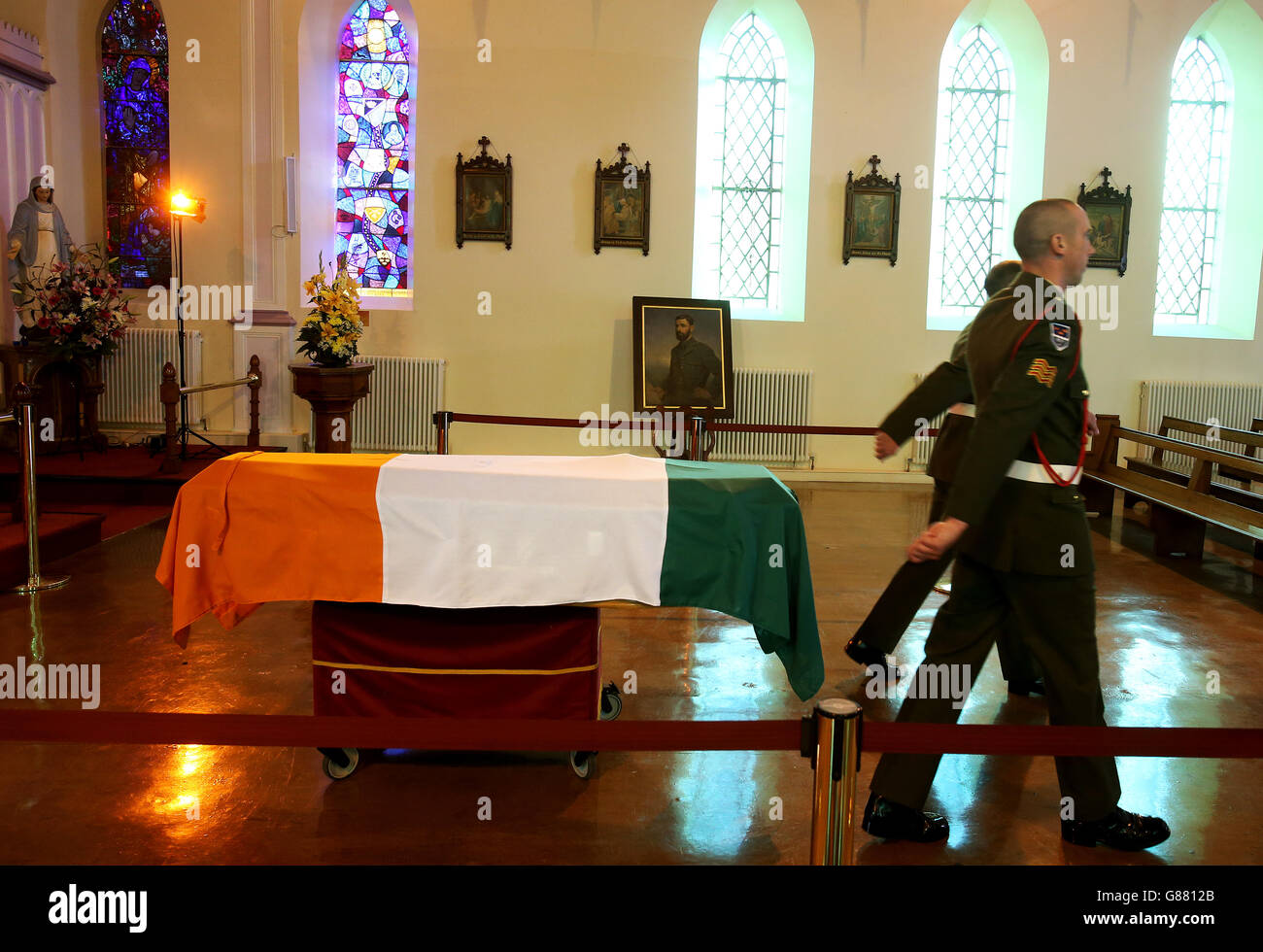 Der Sarg mit den Überresten des aufständischen Führers Thomas Kent aus dem Jahr 1916 liegt vor dem morgigen Staatsbegräbnis in der St. Michael's Garrison Church, Collins Barracks, Cork, in der St. Nicholkirche, Castlelyons, und der Wiedereinsetzung in das Familiengrundstück auf dem Kirchhof. Stockfoto