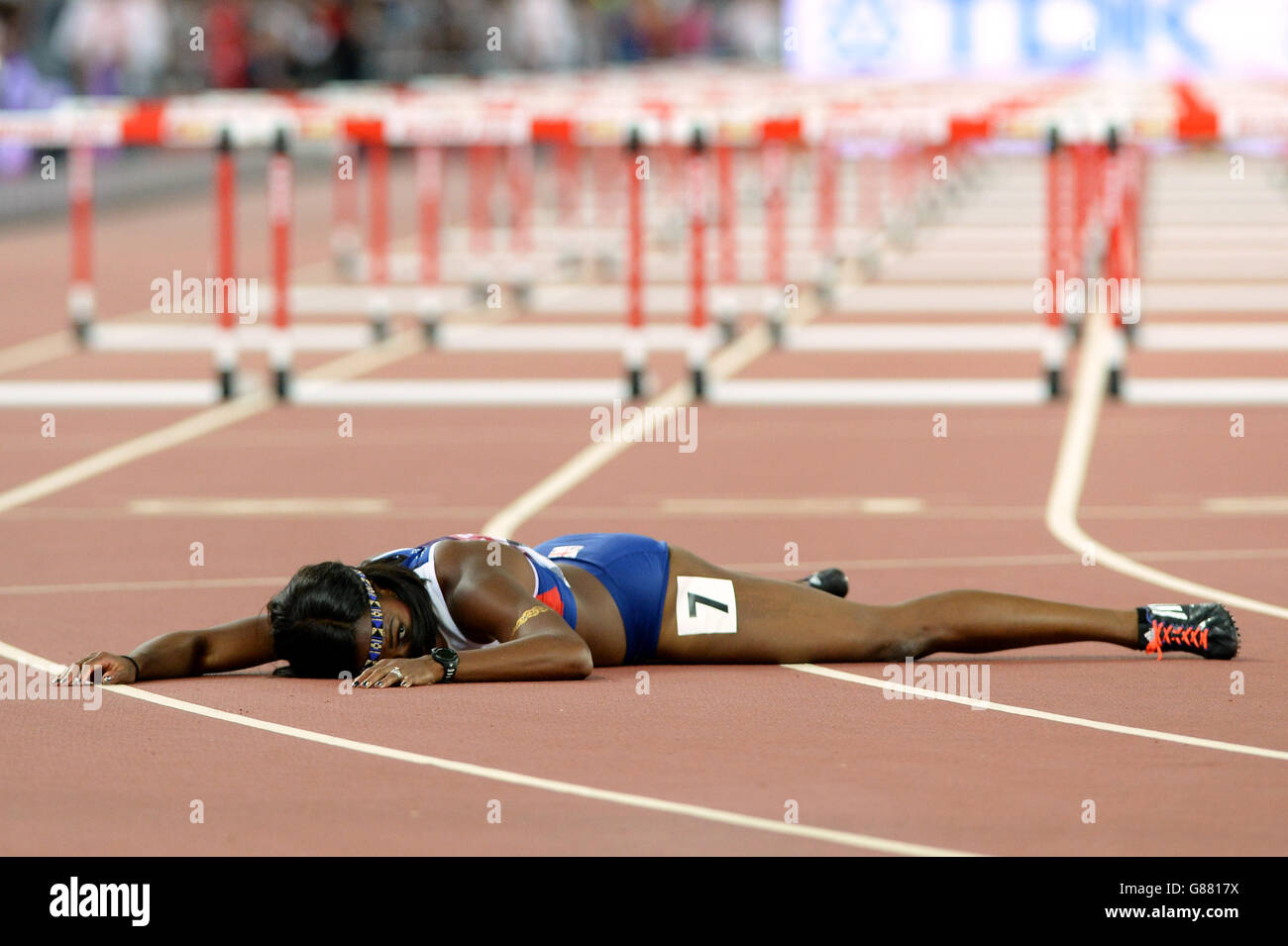 Die britische Tiffany Porter stolperte, als sie am siebten Tag der IAAF World Championships im Beijing National Stadium, China, die Ziellinie im Finale der 100-m-Hürden der Frauen überquerte. Stockfoto