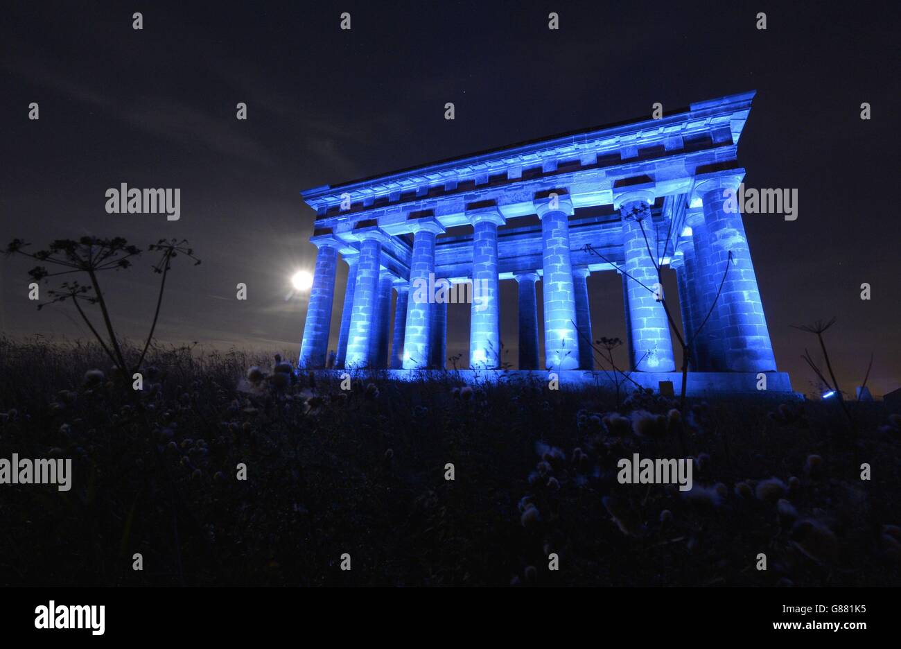 Das Penshaw Monument in Sunderland, ein 70 Meter hoher Torheit, eine Nachbildung des Hephaestus-Tempels in Athen, Griechenland, der auf 136 Meter über dem Meeresspiegel steht, wird von einer neuen High-Tech-LED-Flutbeleuchtung beleuchtet und von einem neuen CCTV-System überwacht. Die Investition von &pound;43,000 wird die Energiekosten um bis zu 80 Prozent senken und rund &pound;8,000 Betriebskosten pro Jahr einsparen. Stockfoto