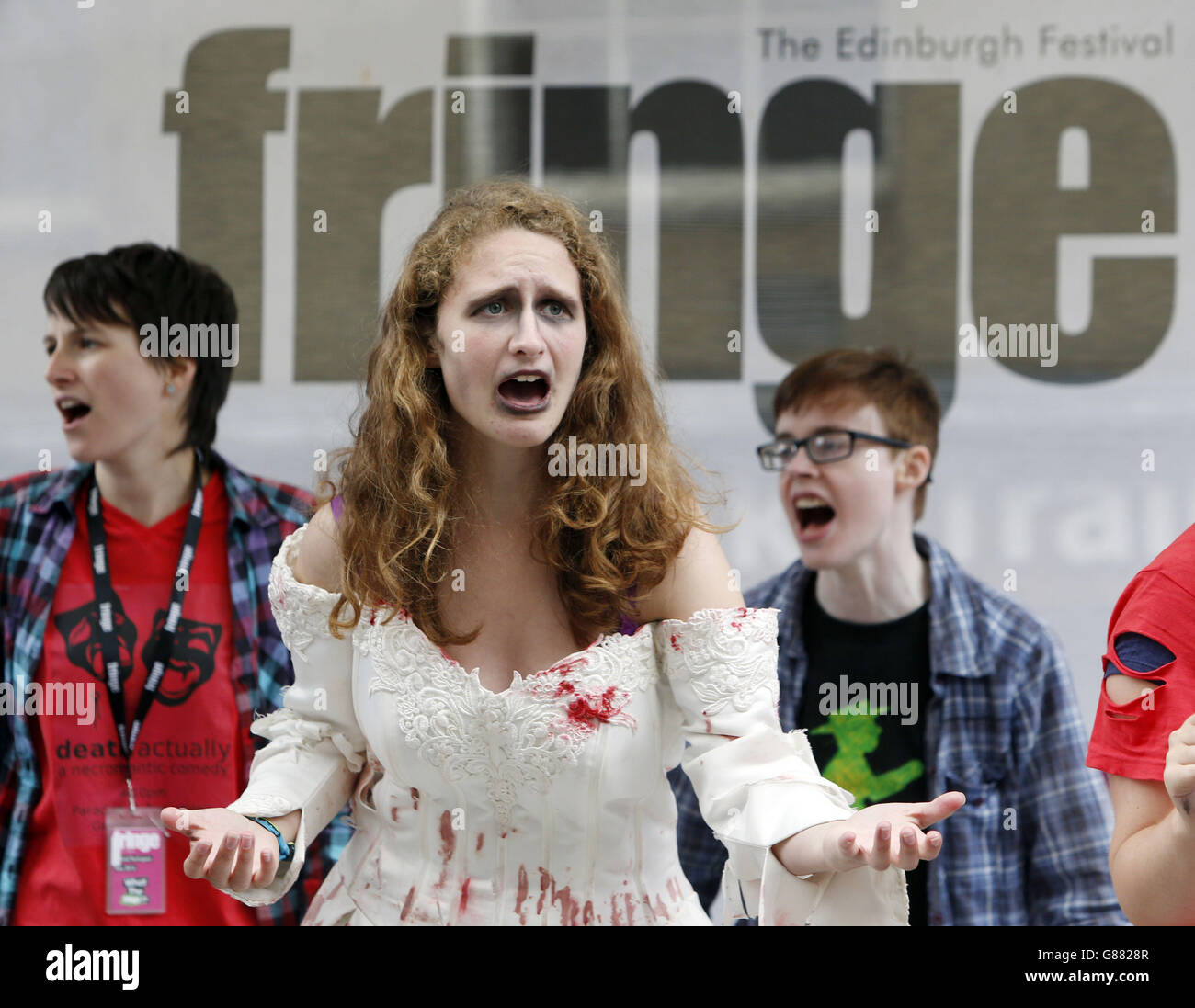 Darsteller werben für Edinburgh Festival Fringe zeigen den Tod tatsächlich, auf der Royal Mile in Edinburgh. Stockfoto