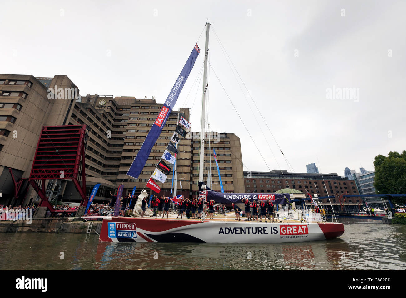 Die britische Yacht fährt am 9. Tag des Clipper Round the World Yacht Race Launch vom St Katharine Dock ab. Stockfoto