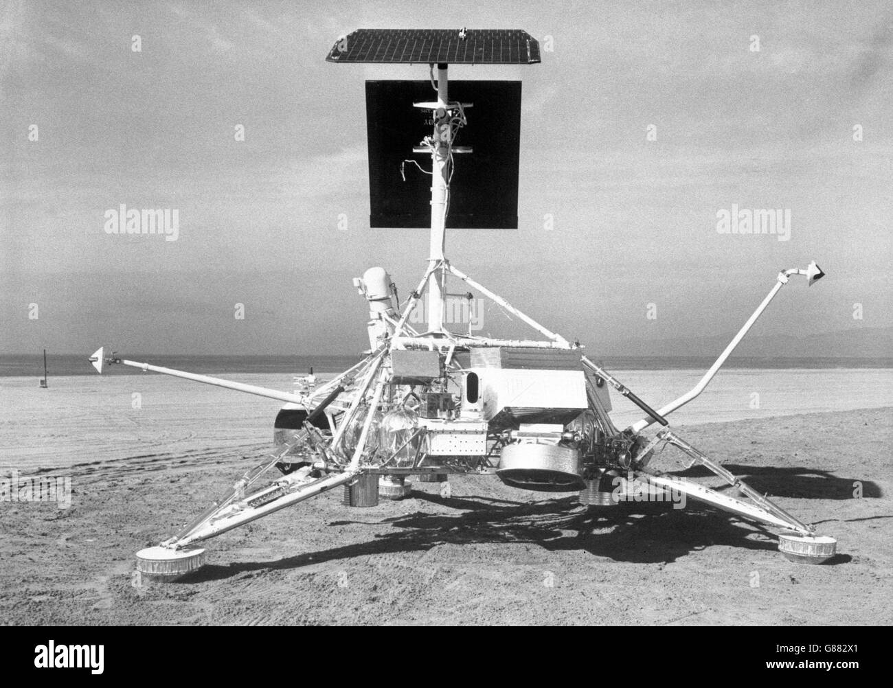 Ein Surveyor-Raumschiff, das genaue Gegenstück zu einem Raumschiff, das am 30. Mai bei Amerikas „sanftem Landeversuch“ auf dem Mond gestartet werden soll. Es ist in der Nähe der Hughes Aircraft Company, Culver City, Kalifornien, abgebildet, die die Fahrzeuge für das Jet Propulsion Laboratory der NASA entworfen und gebaut hat. Stockfoto