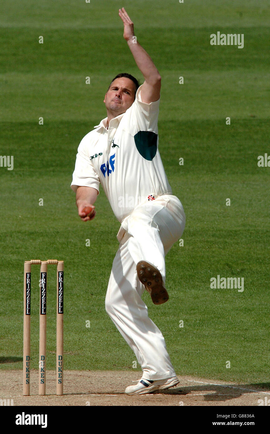 Cricket - Frizzell County Championship - Division One - Surrey V Nottinghamshire - The Brit Oval. Mark Ealham in Nottinghamshire in Aktion Stockfoto