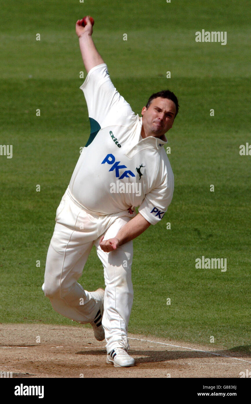 Cricket - Frizzell County Championship - Division One - Surrey V Nottinghamshire - The Brit Oval. Mark Ealham in Nottinghamshire in Aktion Stockfoto