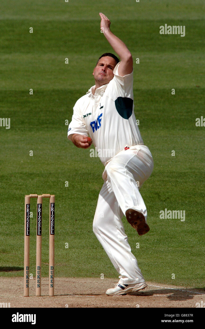 Cricket - Frizzell County Championship - Division One - Surrey V Nottinghamshire - The Brit Oval. Mark Ealham in Nottinghamshire in Aktion Stockfoto