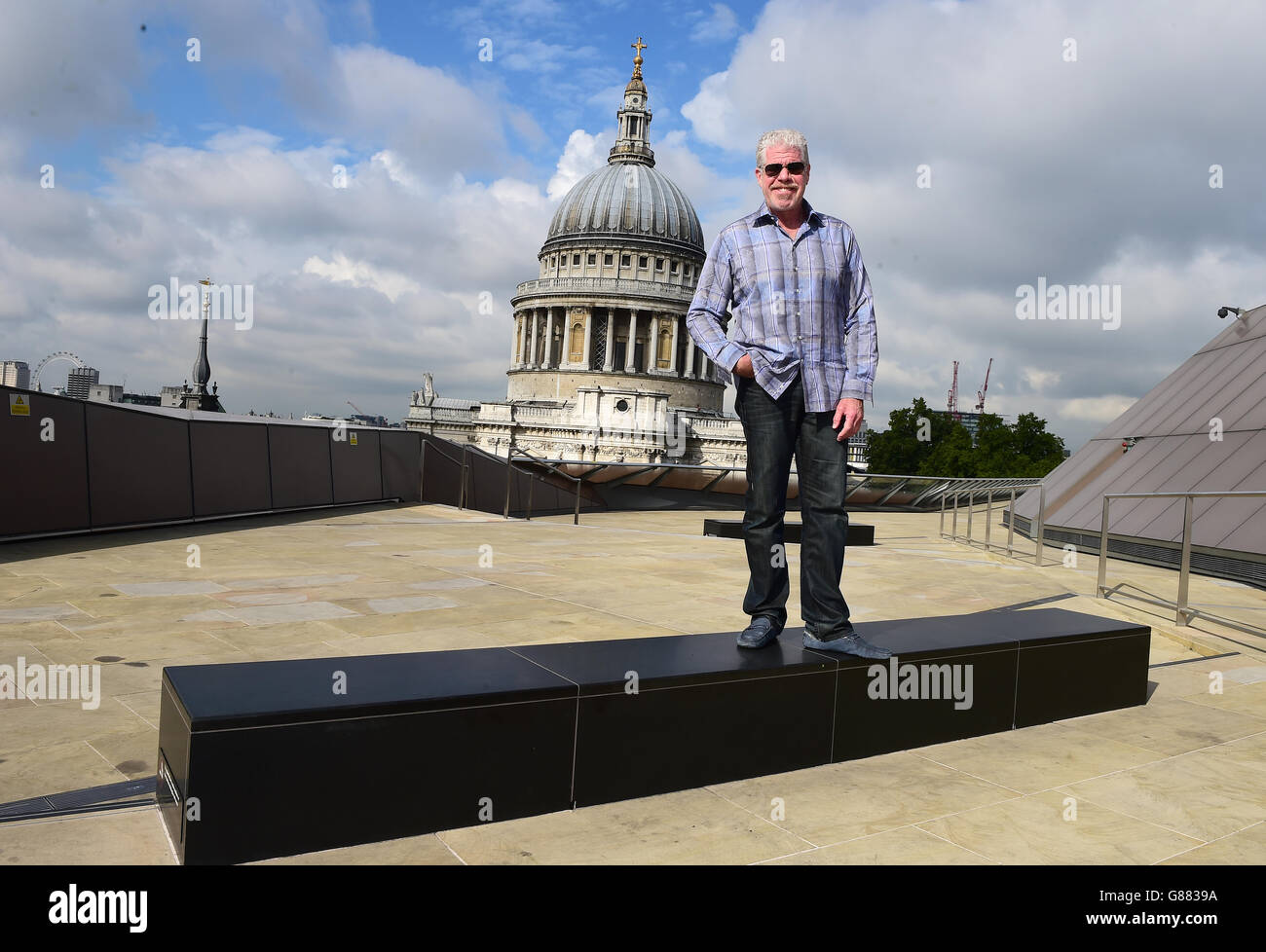 Schauspieler Ron Perlman posiert für ein Foto vor der St Paul's Cathedral in London, während er seine neue Amazon-Serie Hand of God promotet. Stockfoto