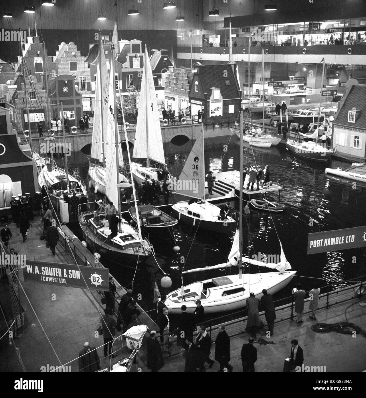 Eine Amsterdamer Szene mit Booten im Hafen ist das zentrale Thema, das im Earls Court, London, für die International Boat Show geschaffen wurde. Craft im Hafen sind einige von mehr als 600 Booten, die aus 17 Ländern für die Show geschickt wurden. Stockfoto