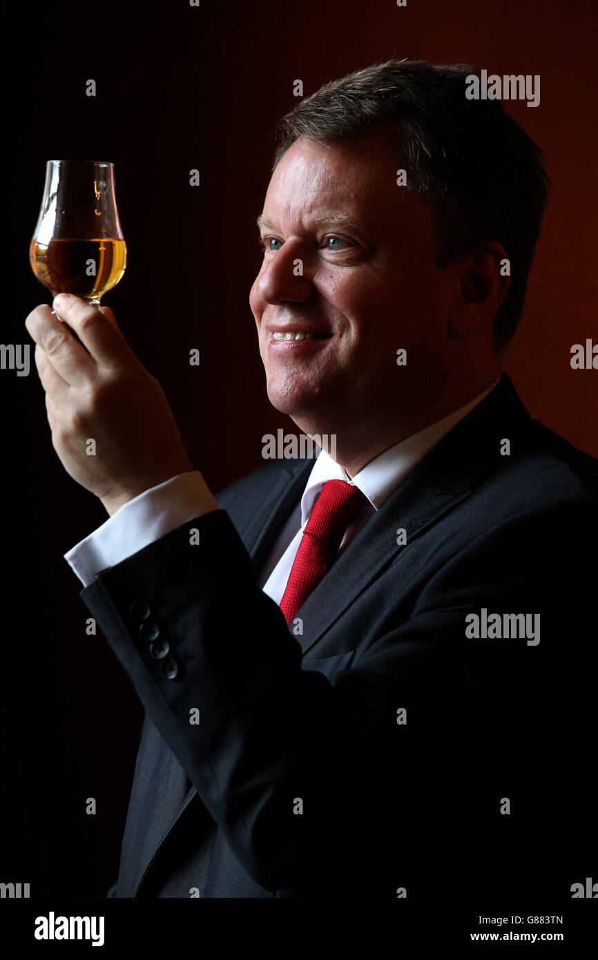 David Frost Chief Executive der Scotch Whisky Association (SWA) in seinem Büro in Edinburgh nach einer neuen rechtlichen Entscheidung über Mindestpreise für Alkohol, die die Tests, die erfüllt werden müssen, bevor Mindesteinheiten Preise (MUP) eingeführt werden könnten, festgelegt. Stockfoto