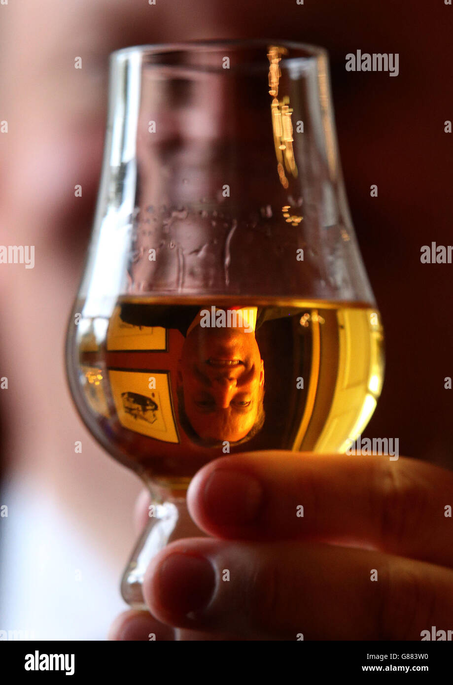 David Frost Chief Executive der Scotch Whisky Association (SWA) in seinem Büro in Edinburgh nach einer neuen rechtlichen Entscheidung über Mindestpreise für Alkohol, die die Tests, die erfüllt werden müssen, bevor Mindesteinheiten Preise (MUP) eingeführt werden könnten, festgelegt. Stockfoto