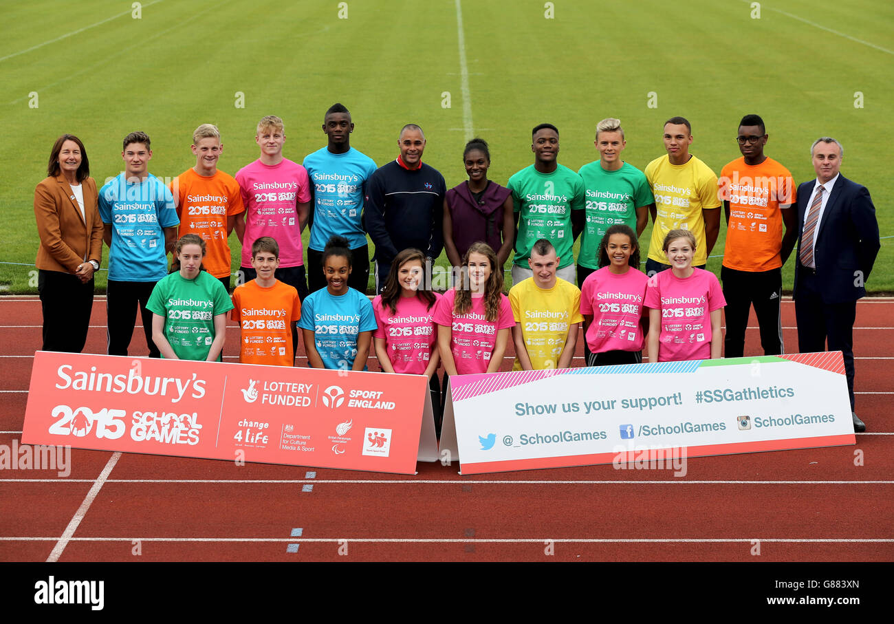 Jason Gardener und Dina Asher-Smith posieren mit Mike Winaper Head of Community Sport, Sport England (ganz rechts) und Ali Oliver Chief Executive, Youth Sport Trust (ganz links) zusammen mit den Teilnehmern für den Start der Sainsbury's School Games 2015. Stockfoto