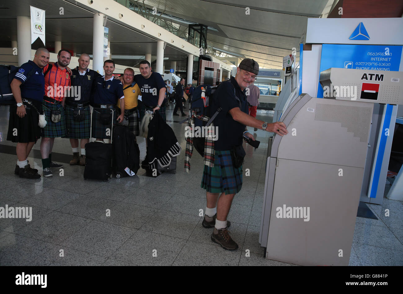 Fußball - UEFA Euro 2016 - Qualifikation - Gruppe D - Georgien V Schottland - Schottland-Fans am internationalen Flughafen von Tiflis (Tbilissi) Stockfoto