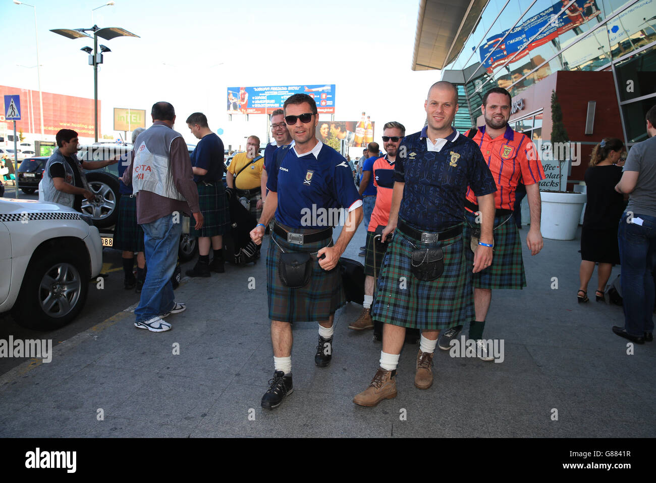 Fußball - UEFA Euro 2016 - Qualifikation - Gruppe D - Georgien V Schottland - Schottland-Fans am internationalen Flughafen von Tiflis (Tbilissi) Stockfoto